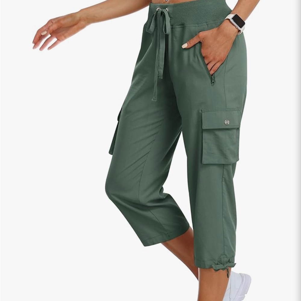Utility Cargo Lightweight Capris Pants in Army Green